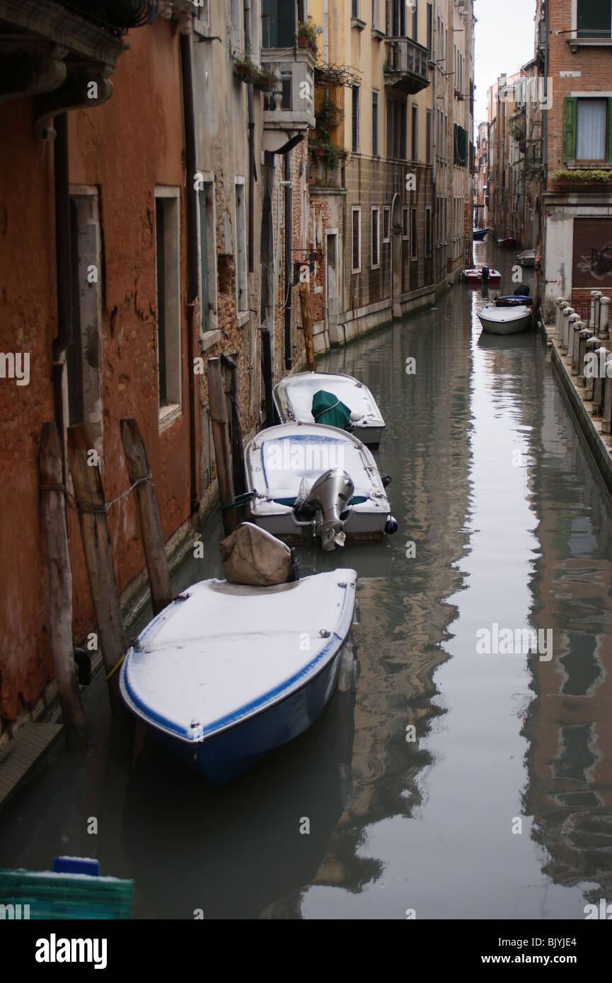 Venezia nella neve - Canal e barche Foto Stock