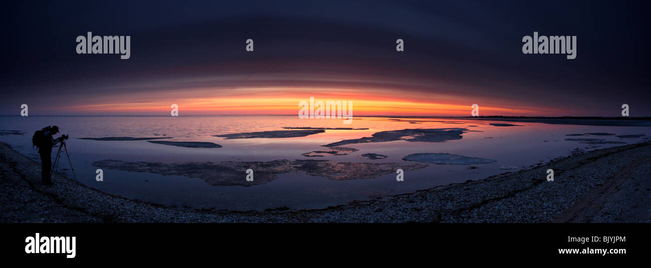 Un fotografo di natura riprese tramonto al Mar Baltico. Foto panoramica. Foto Stock