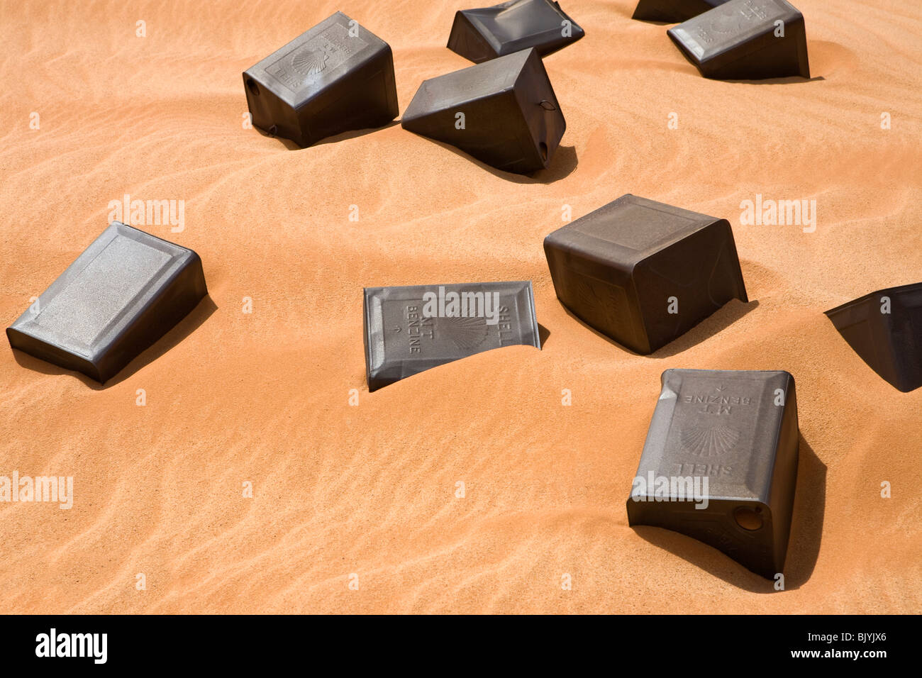 Arrugginendo metallo lattine di carburante con il logo della Shell left over di WW2 periodo abbandonato in Egitto e nel Deserto Occidentale, Sahara Foto Stock