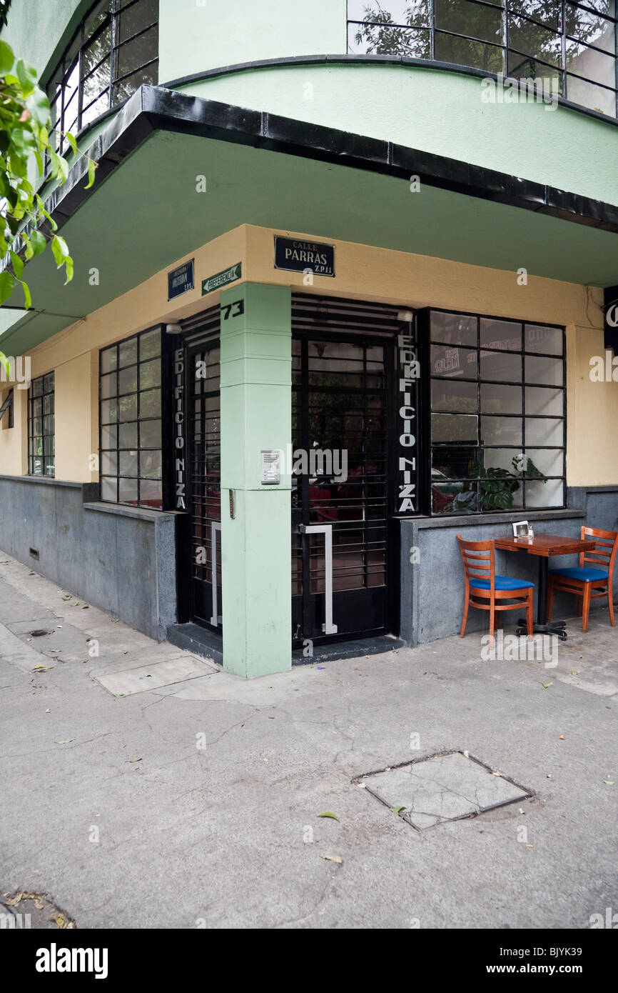 Piano terra angolo di edificio Art Deco con originale degli anni venti lettere di metallo nel quartiere Condesa Città Del Messico Foto Stock