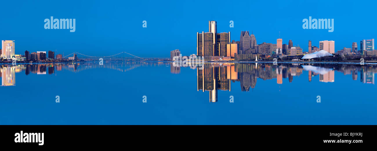 Il Detroit Windsor skyline riflettente nel fiume Detroit appena prima del sorgere del sole. Foto Stock