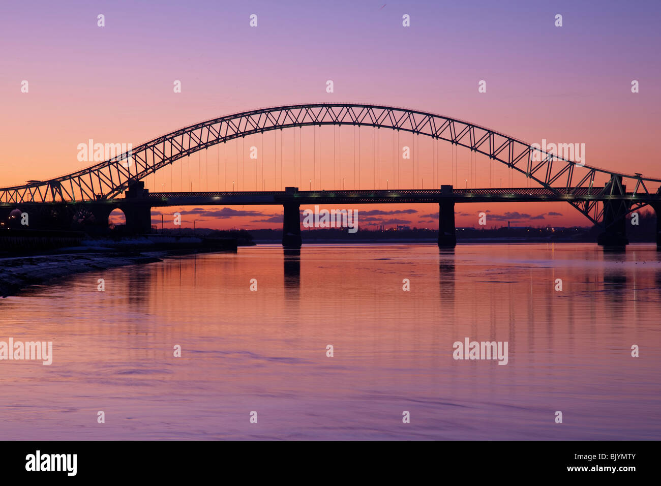Il Runcorn Widnes Silver Jubilee ponte sul fiume Mersey Foto Stock