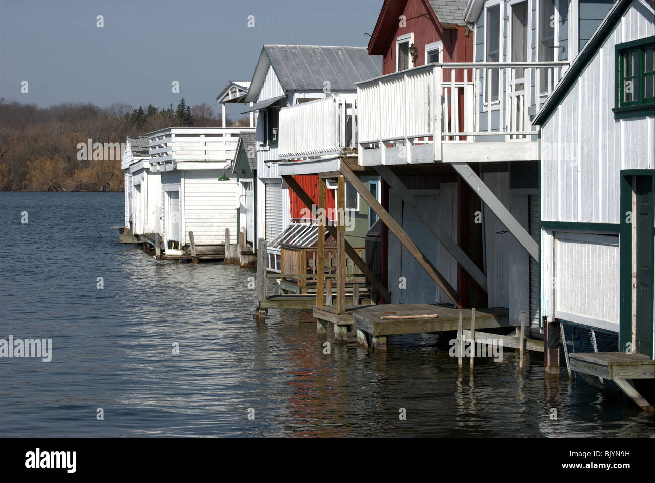 Vintage House barche sul lago Canandaigua NY. Estate quarti viventi per i diportisti al fine del molo della città. Foto Stock