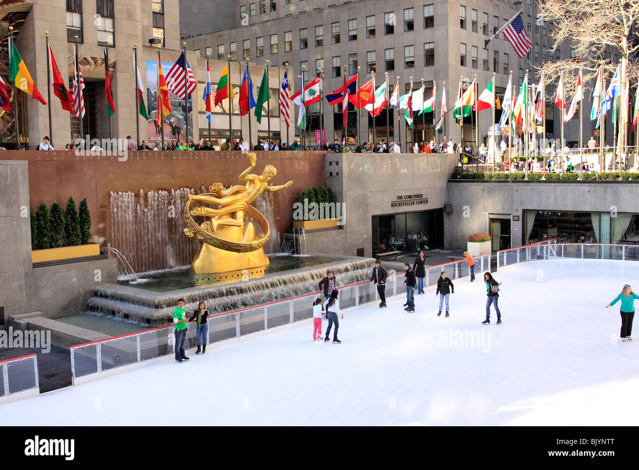 La scultura di Prometeo si affaccia il Rockefeller Center il pattinaggio su ghiaccio, Manhattan New York City Foto Stock