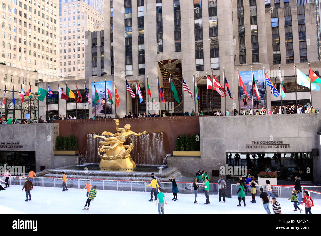 La scultura di Prometeo si affaccia il Rockefeller Center il pattinaggio su ghiaccio, Manhattan, New York Foto Stock
