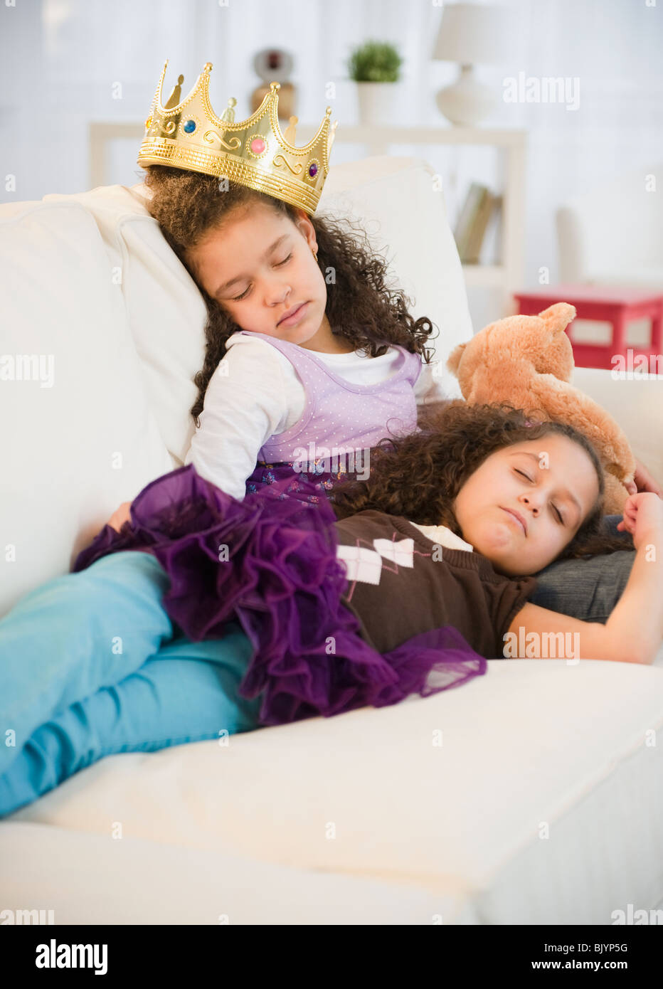 Sorelle ispanici in costume che dorme sul divano Foto Stock