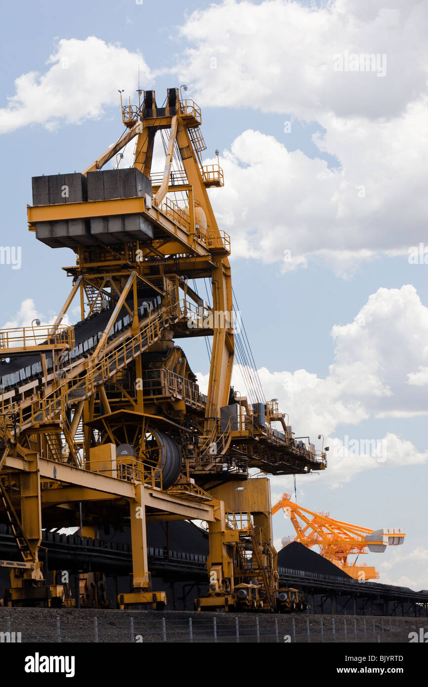 Il carbone di macchine movimento porta a Waratah in Newcastle che è il più grande porto di carbone. Nuovo Galles del Sud, Australia. Foto Stock