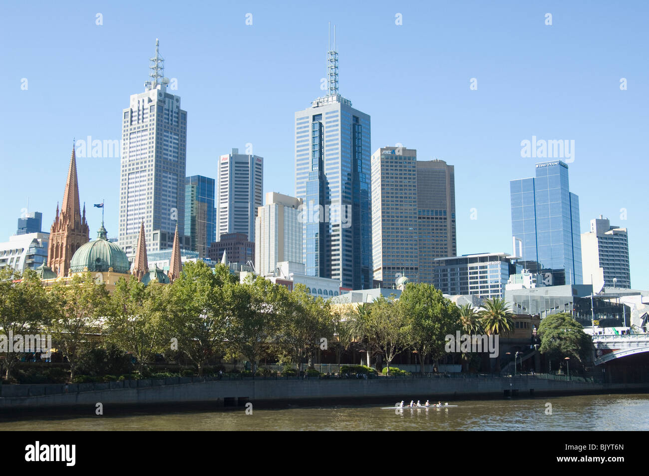 Melbourne skyline della città e sul fiume Yarra Foto Stock