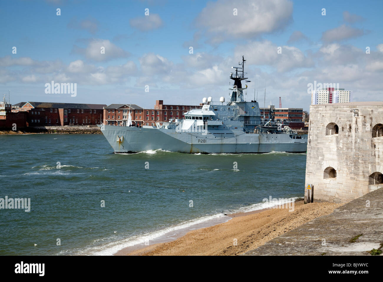 HMS Tyne (P281) è il primo del fiume offshore classe di navi pattuglia di lasciare il porto di Portsmouth oltre la torre rotonda Foto Stock