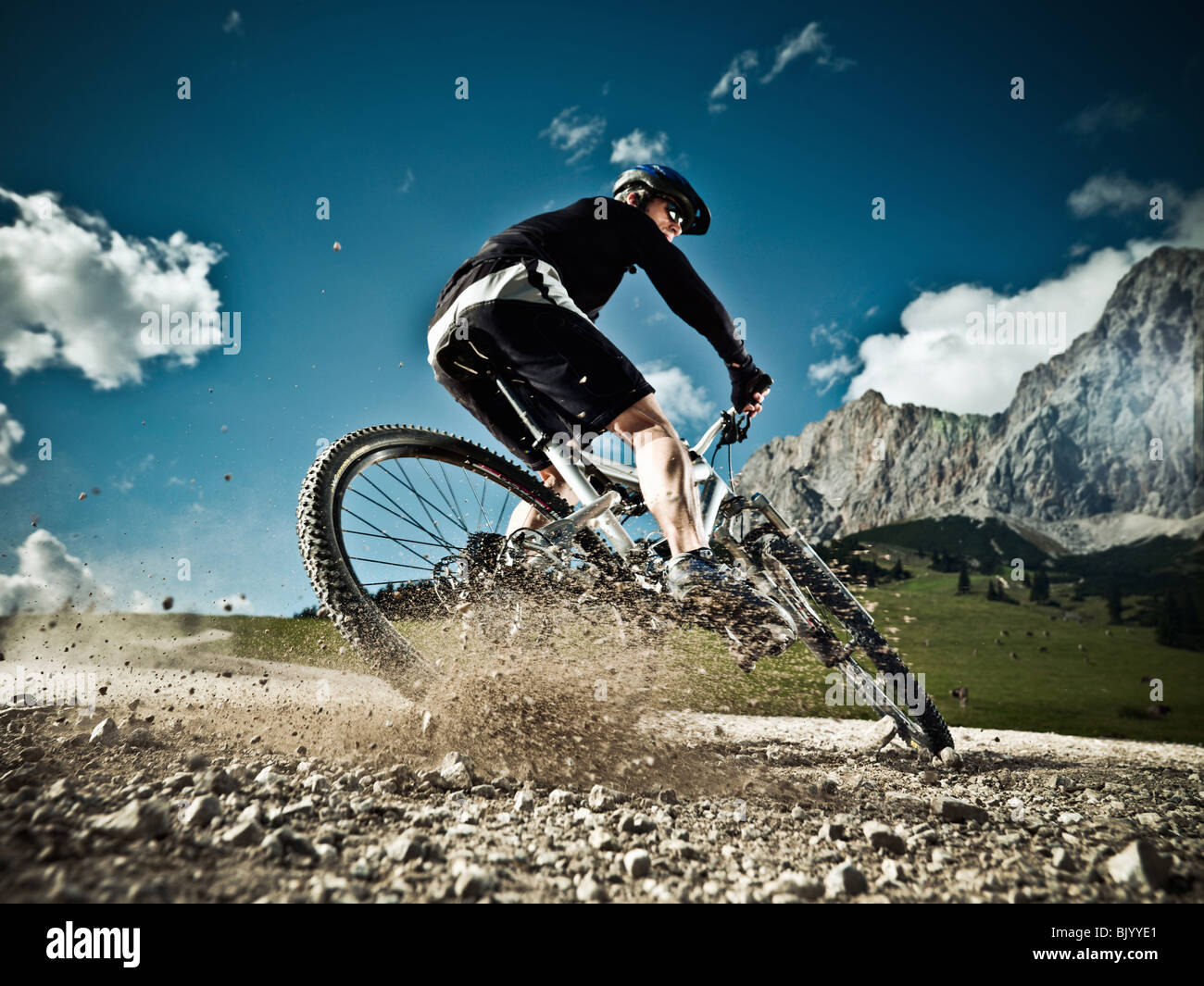 Maschio di mountain biker guida in discesa Foto Stock