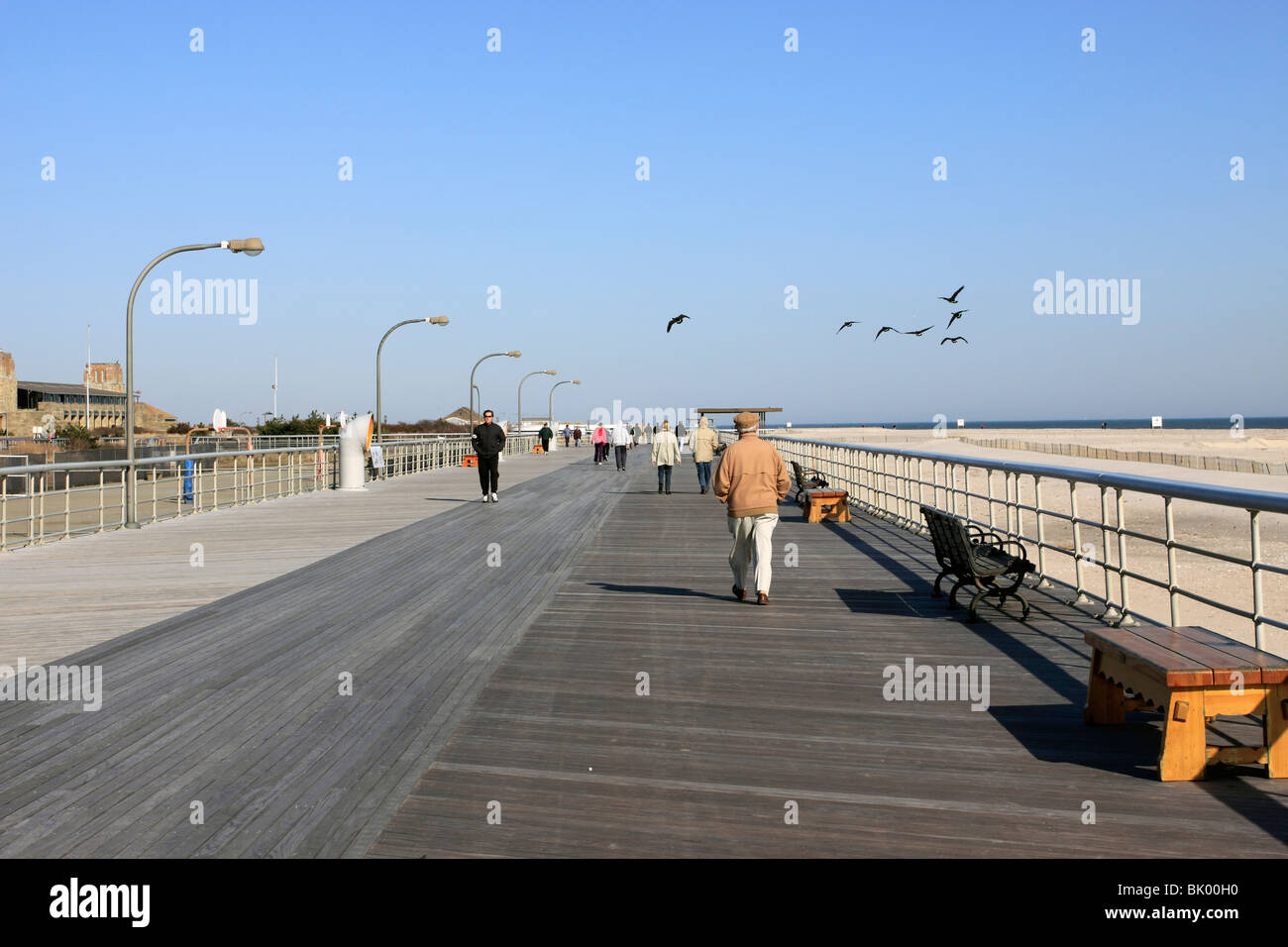 Per coloro che godono di una passeggiata sul lungomare in una calda giornata d'inverno, Jones Beach, Long Island, NY Foto Stock