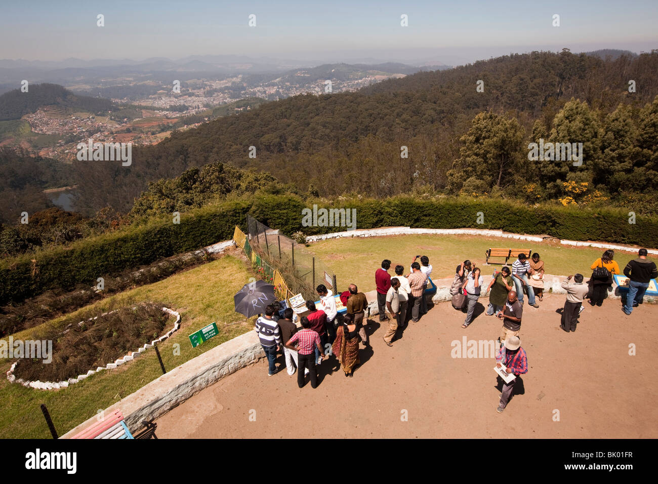 India, nello Stato del Tamil Nadu, Udhagamandalam (Ooty), Picco di Doddabetta area di visualizzazione, turisti indiano gode di vista sulla città Foto Stock