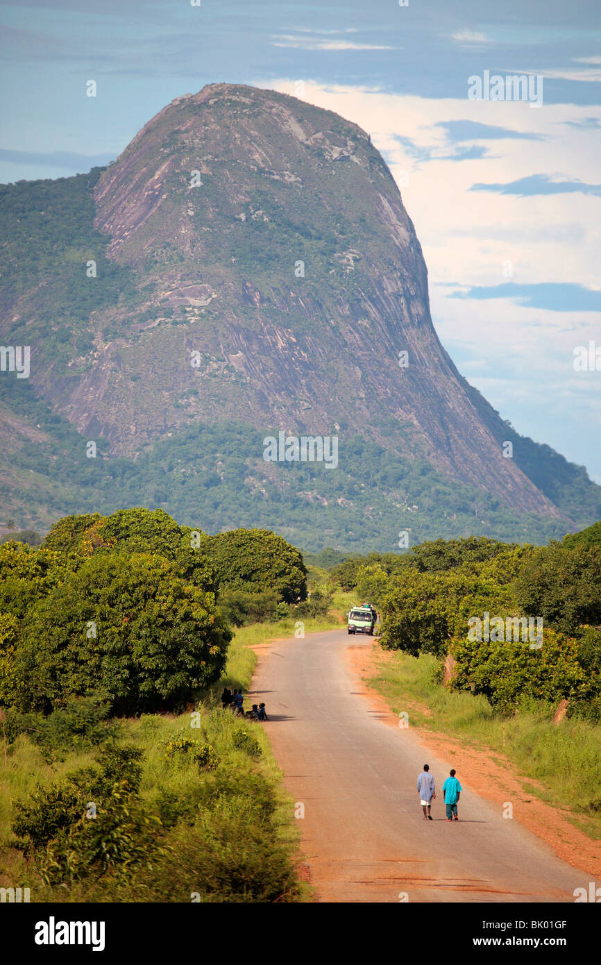 Il paesaggio del nord del Mozambico con inselberg e strada macadam Foto Stock