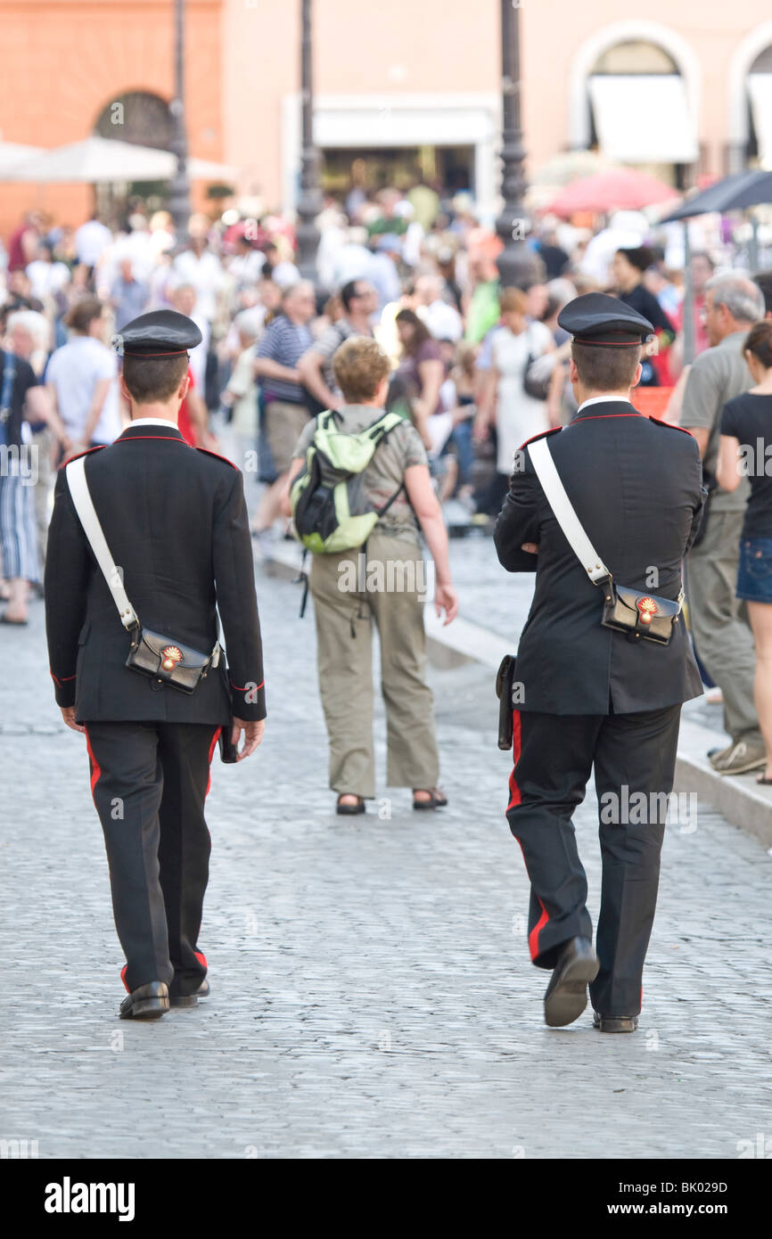 Italia, Roma, Piazza Navona poliziotti a benzina Foto Stock