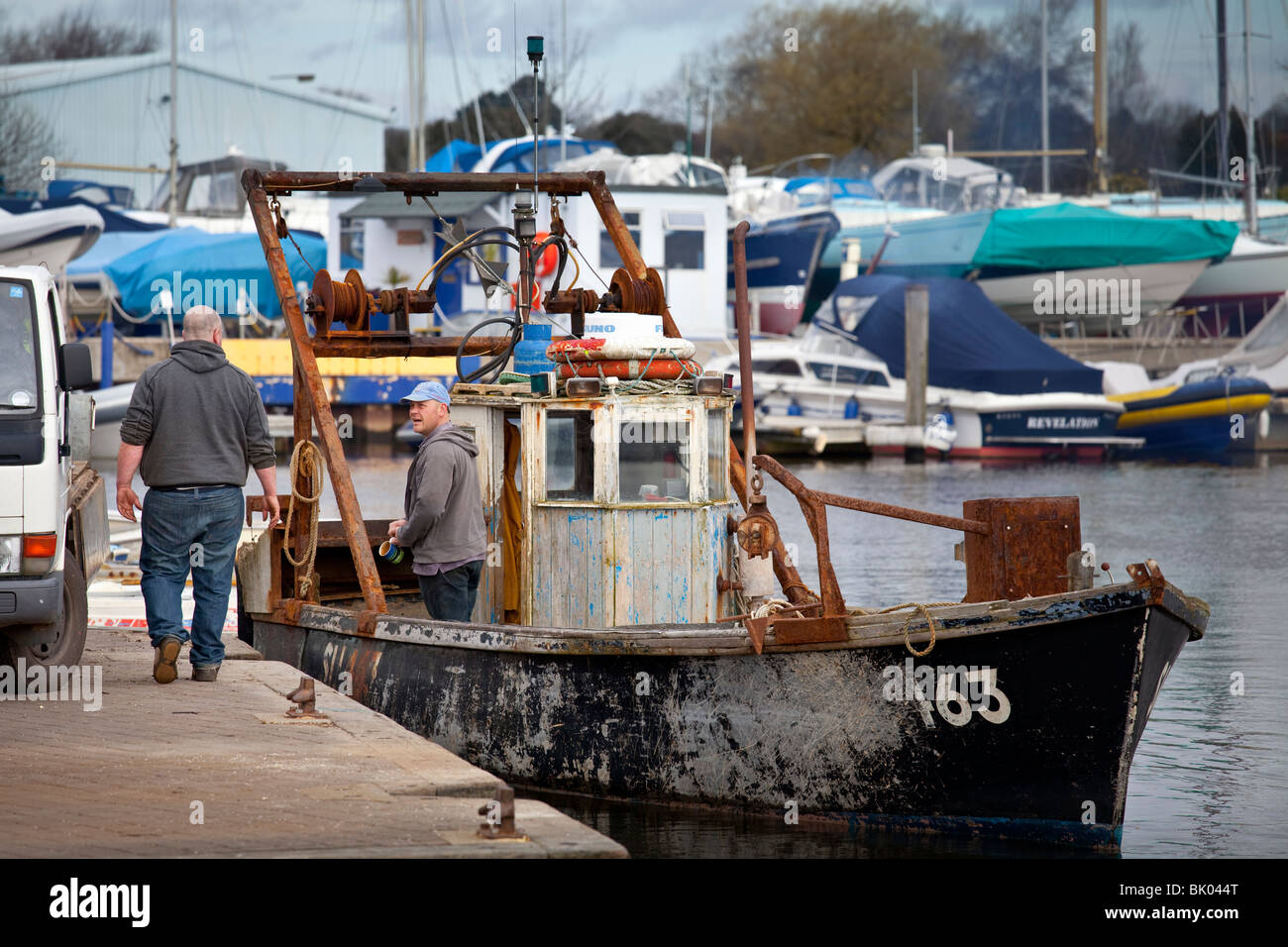 Fisherman preparare un stern-trawler / crostacei draga per inshore/lavoro costiera Foto Stock
