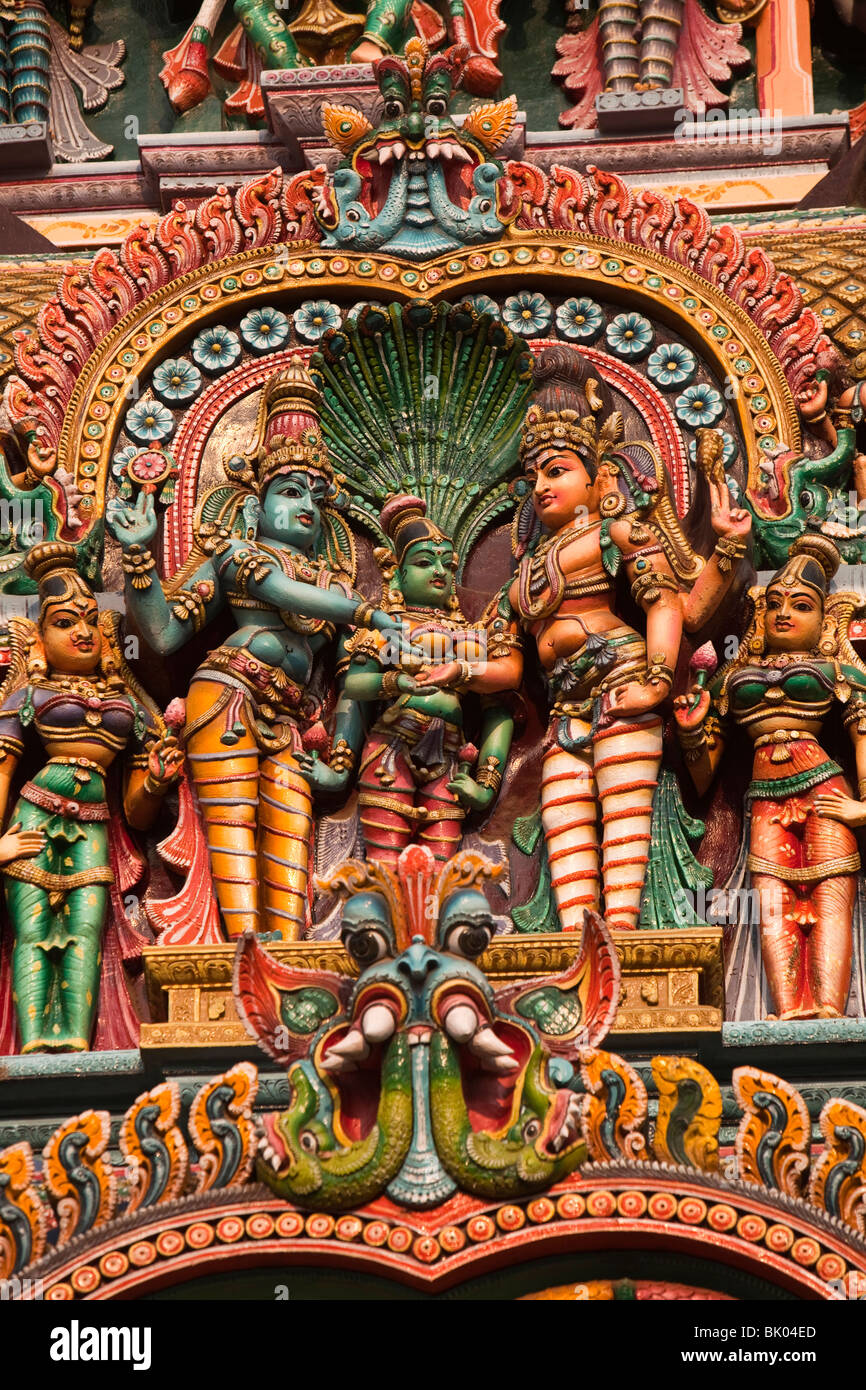 India, nello Stato del Tamil Nadu, Madurai, Sri Meenakshi Temple, restaurato recentemente west gopuram stipati con divinità Foto Stock