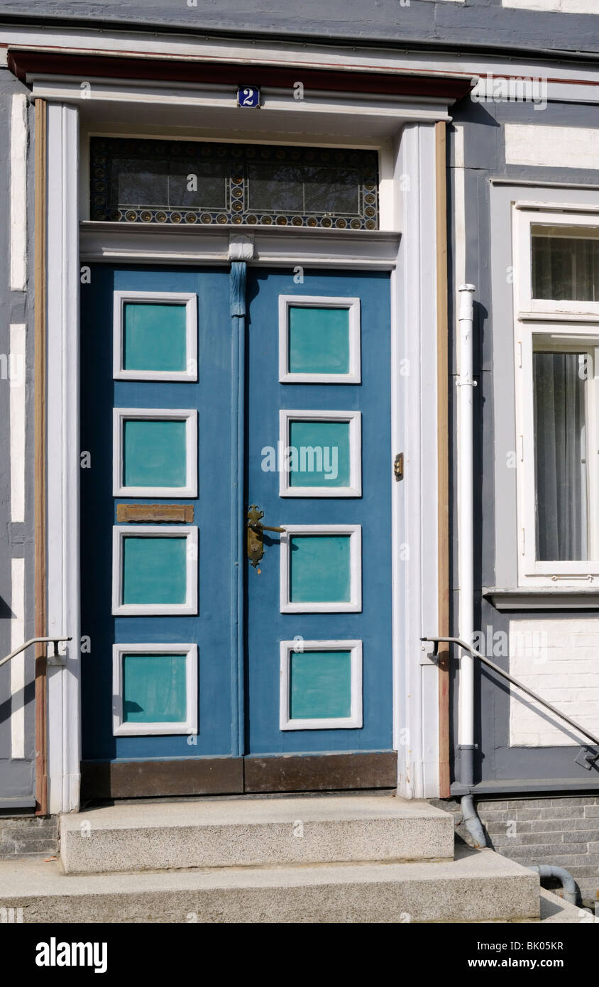 Eingangstür eines Hauses a Goslar, Niedersachsen, Deutschland. - Sportello anteriore di una casa a Goslar, Bassa Sassonia, Germania. Foto Stock