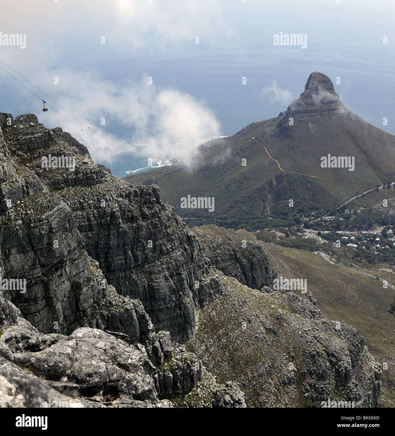 Una vista panoramica di Lions Head, la funivia e Signal Hill a Cape Town, Sud Africa, come visto dalla cima della montagna della tavola Foto Stock