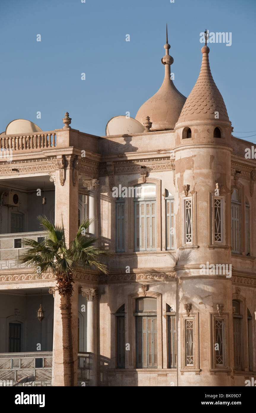 Edificio in Edfu, Egitto che si affaccia sul Nilo Foto Stock