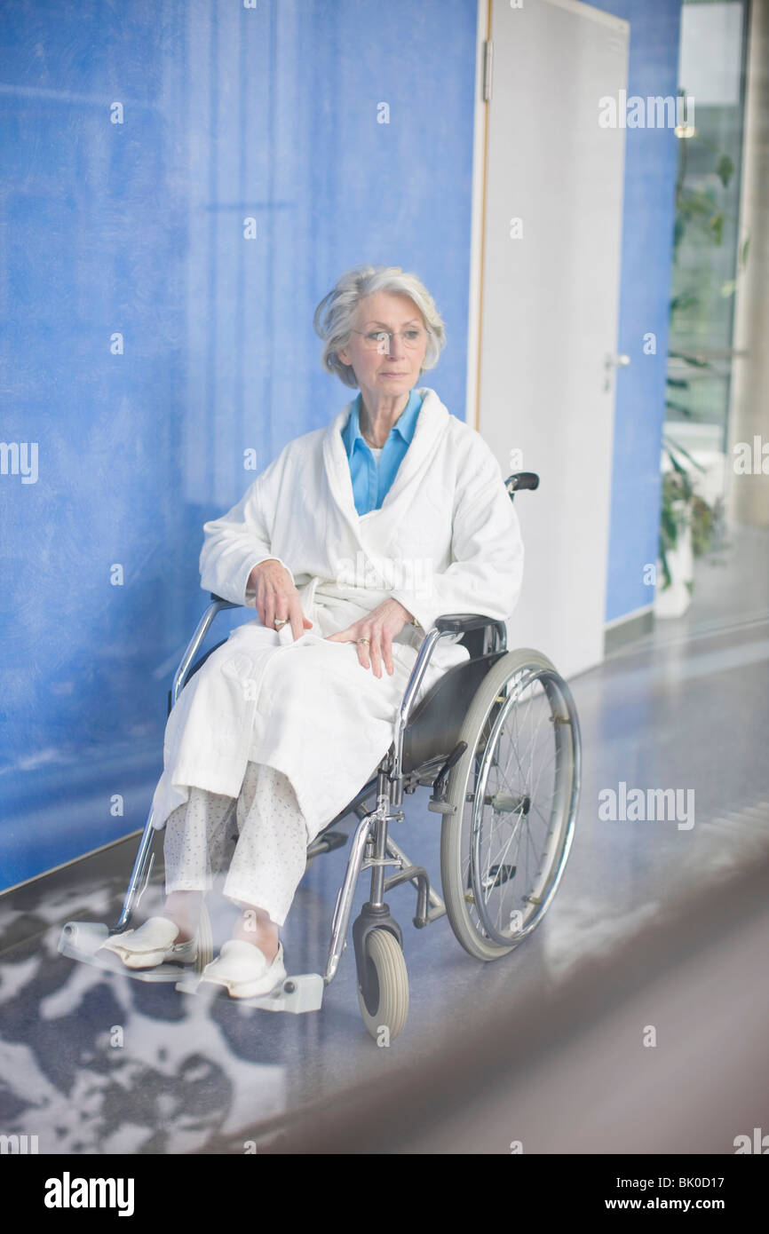 Vecchia donna su una sedia a rotelle Foto stock - Alamy