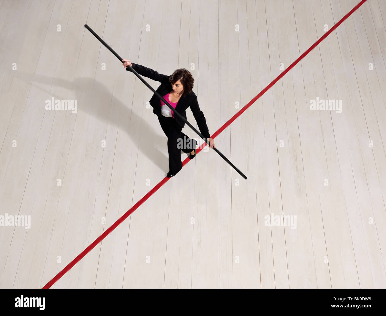 Business donna bilanciamento sulla linea rossa Foto Stock
