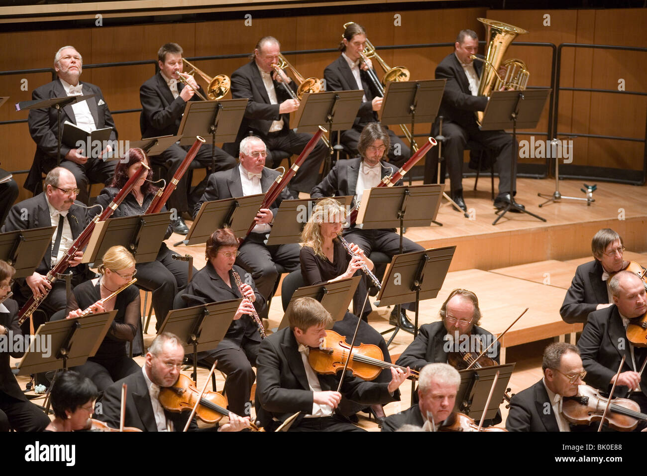 BUDAPEST - Marzo 9: Membri di Brno Philharmonic Orchestra eseguire sul palco a MUPA Foto Stock