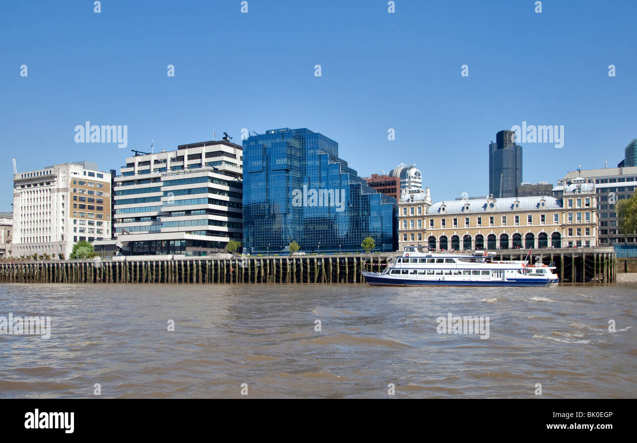 Uffici moderni sul Fiume Tamigi a Londra, Inghilterra Foto Stock