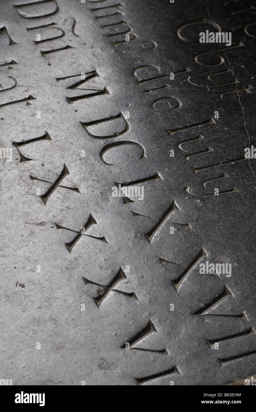 I numeri romani sul memorial nella chiesa di San Pietro, a Kineton,  Warwickshire, Inghilterra, Regno Unito Foto stock - Alamy