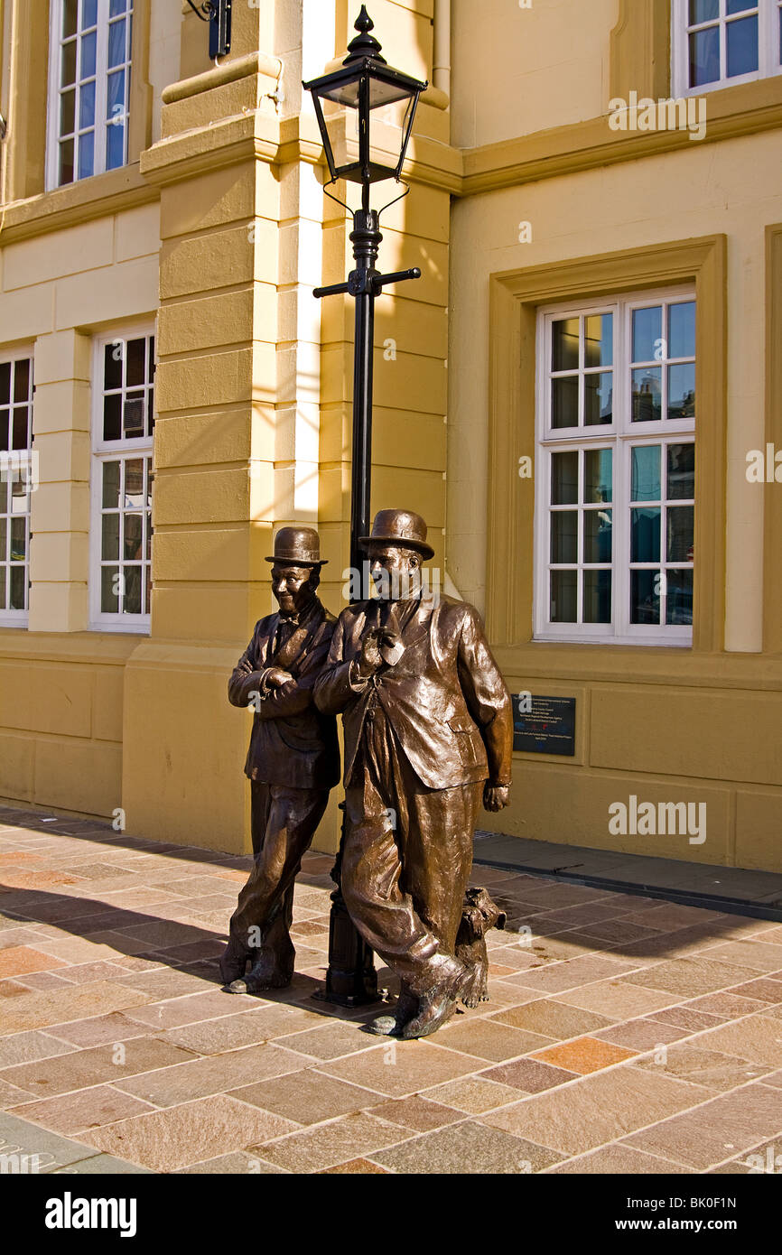 Laurel e Hardy statua al di fuori del teatro di incoronazione a Ulverston, Cumbria. Statua di Graham Ibbeson Foto Stock