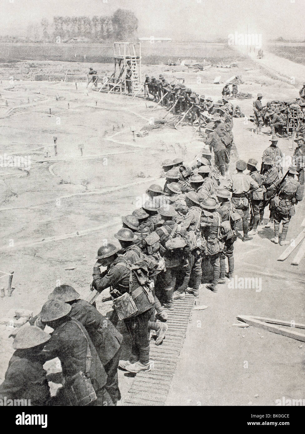 Le truppe australiane studiando un modello gigante di massa saranno combattimenti in la terza battaglia di Ypres o la Battaglia di Passchendaele. Foto Stock