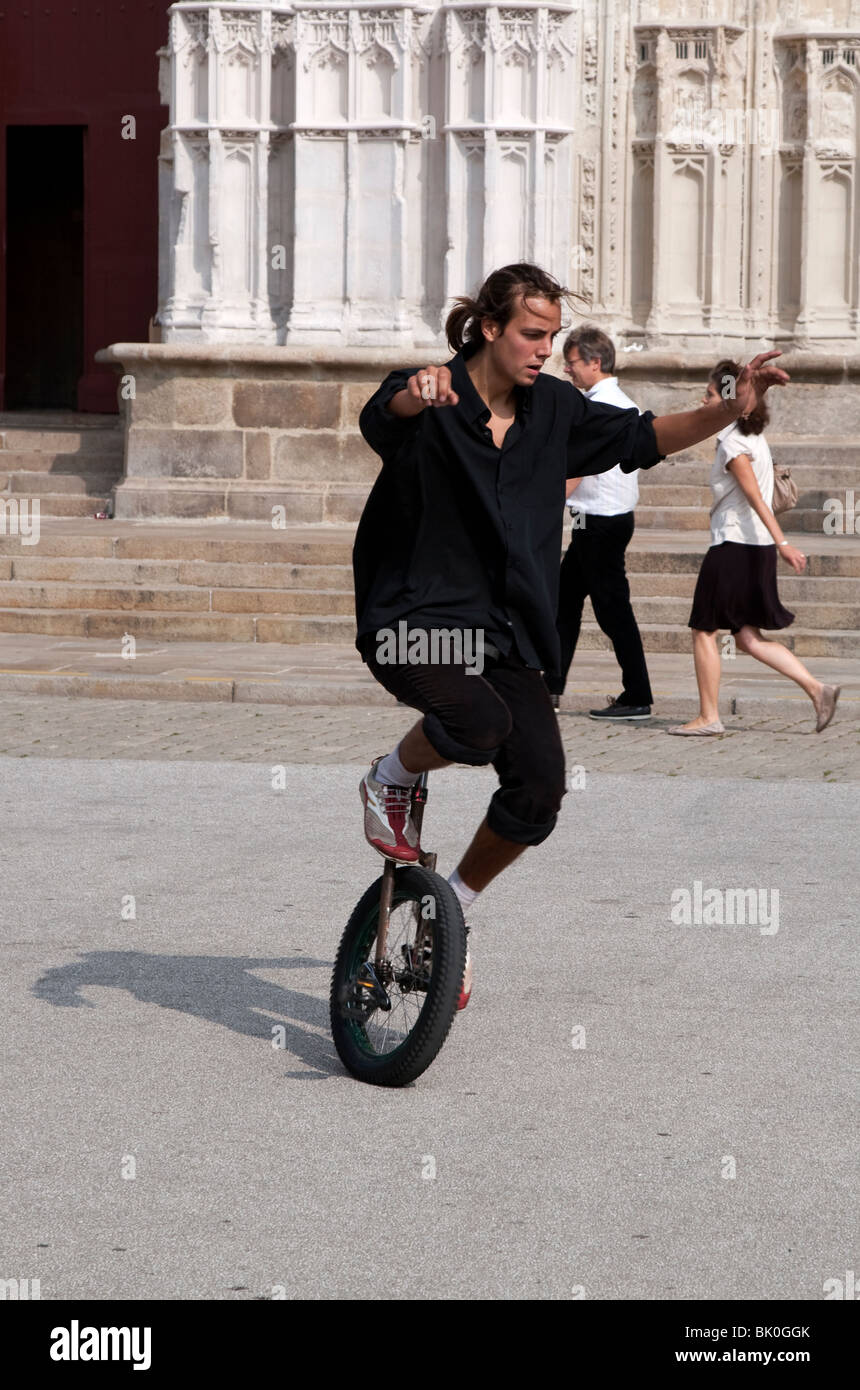 Uomo a cavallo di un monociclo davanti alla Cattedrale di San Pietro e San Paolo, Nantes Foto Stock