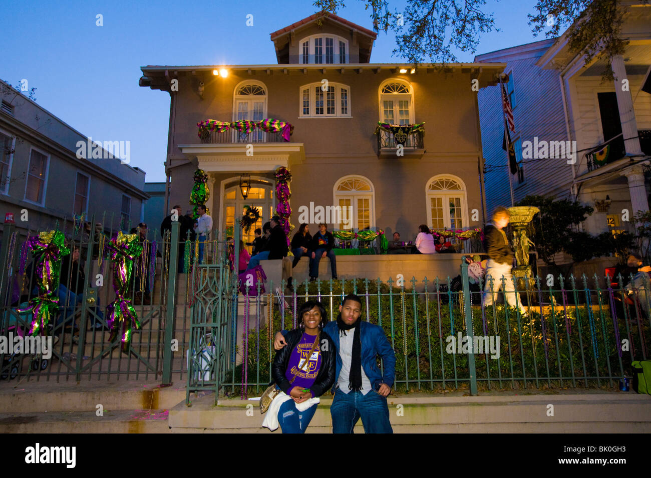 Parade frequentatori durante il Mardi Gras, Garden District, New Orleans, Louisiana Foto Stock