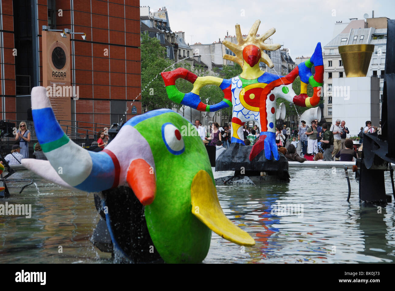 Colorato la fontana di Tinguely a Place Igor Stravinsky Parigi Francia Foto Stock