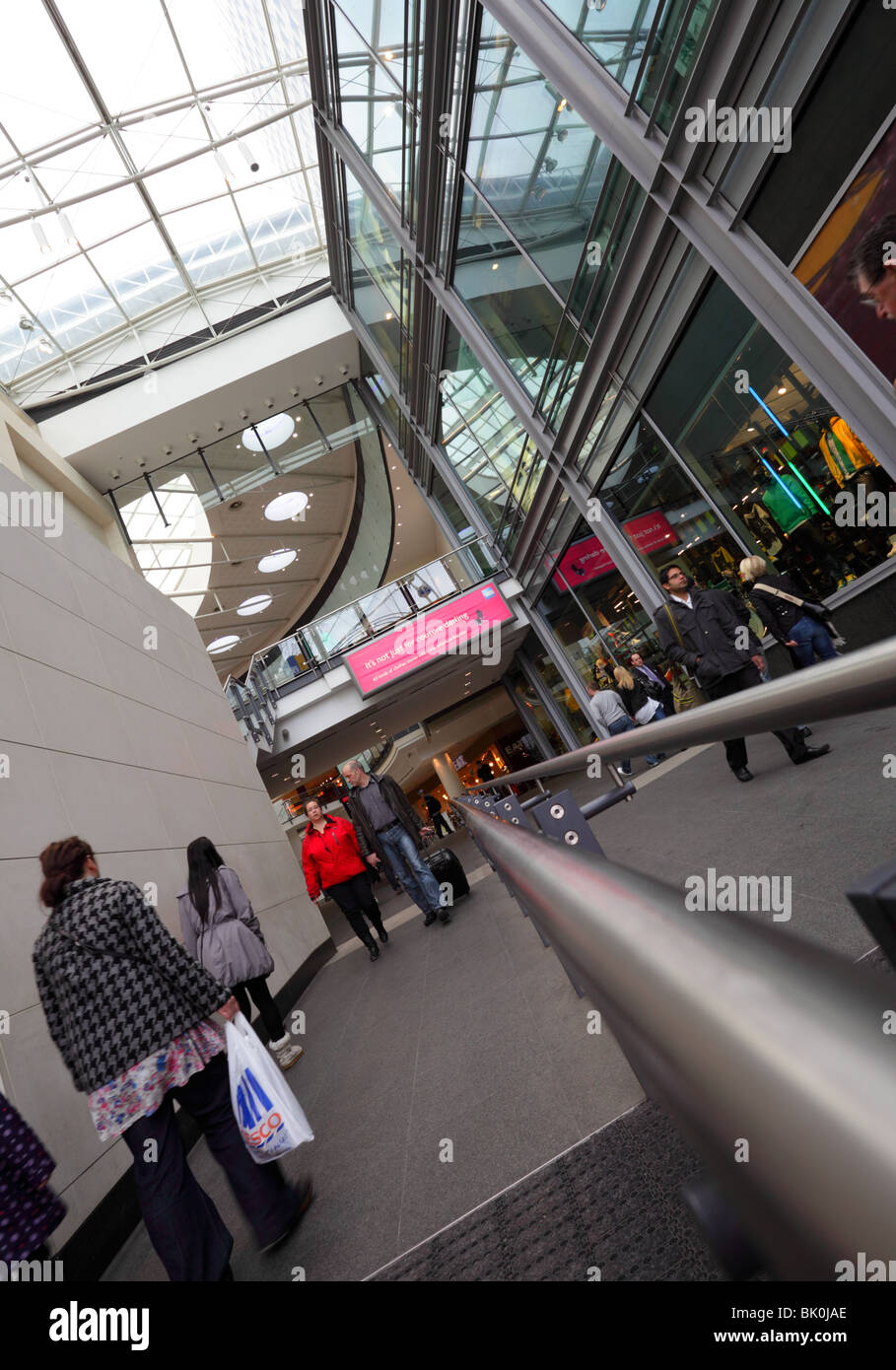 Gli acquirenti che entrano ed escono Exchange corte nel centro commerciale Arndale nella città di Manchester. Foto Stock