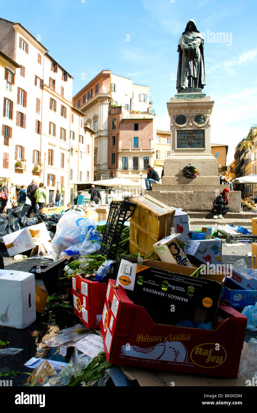 Garbage in Campo de' Fiori dopo il giorno di mercato, Roma Italia Foto Stock