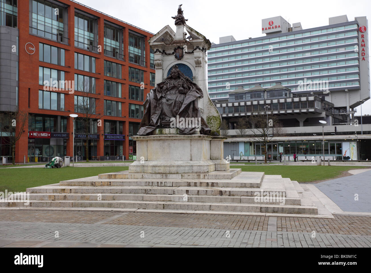 Un seduto Queen Victoria in bronzo per celebrare il suo Giubileo di diamante,scolpito da Edward Onslow Ford,inaugurato nel 1901. Foto Stock