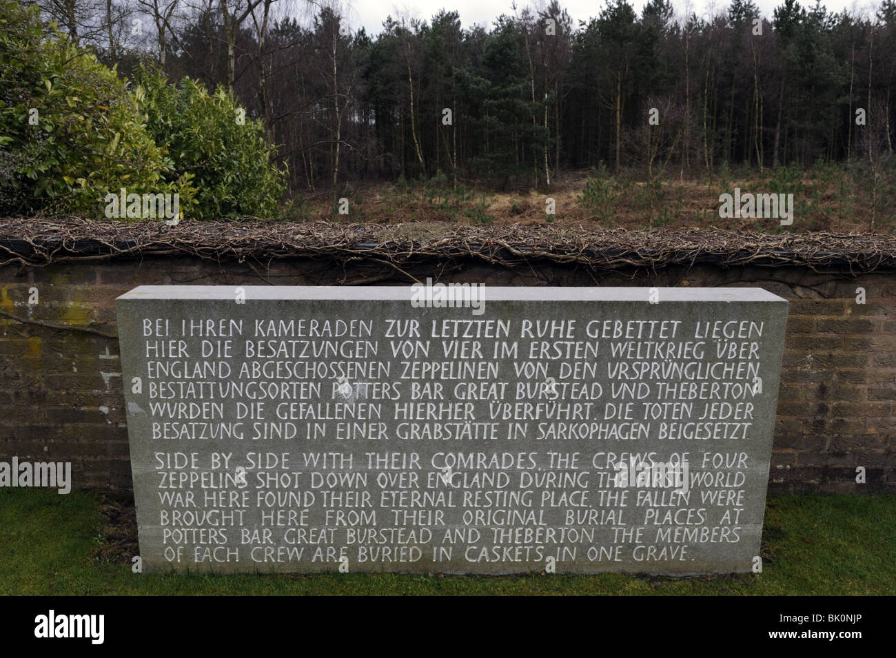 Memoriale di ucciso la Prima Guerra Mondiale zeppelin equipaggi, il cimitero militare tedesco sul Cannock Chase, Staffordshire, Inghilterra. Foto Stock