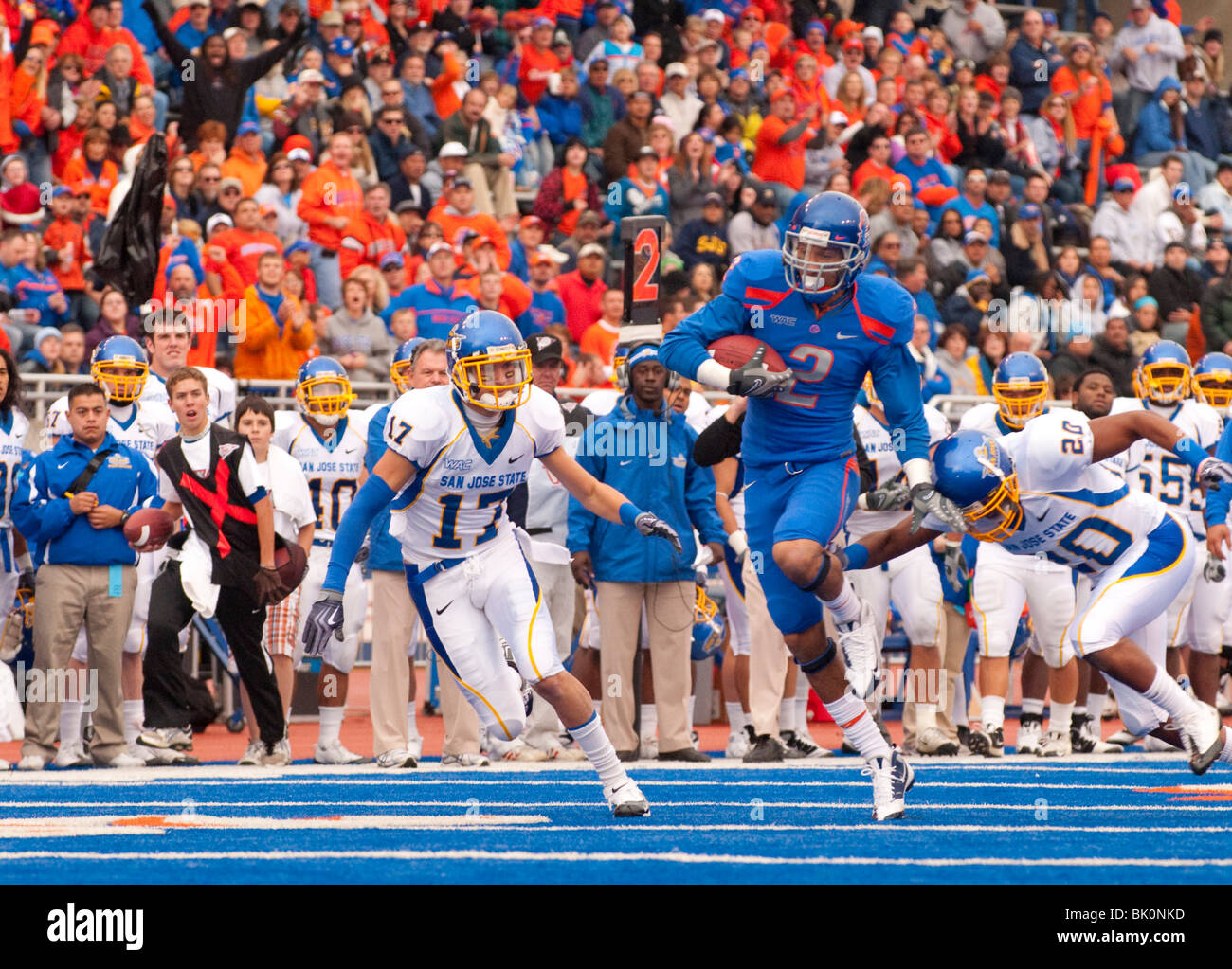 Boise, Idaho Boise State University del gioco del calcio, il reato segnando un touchdown mentre gli spettatori allietare lui su in Bronco Stadium. Foto Stock