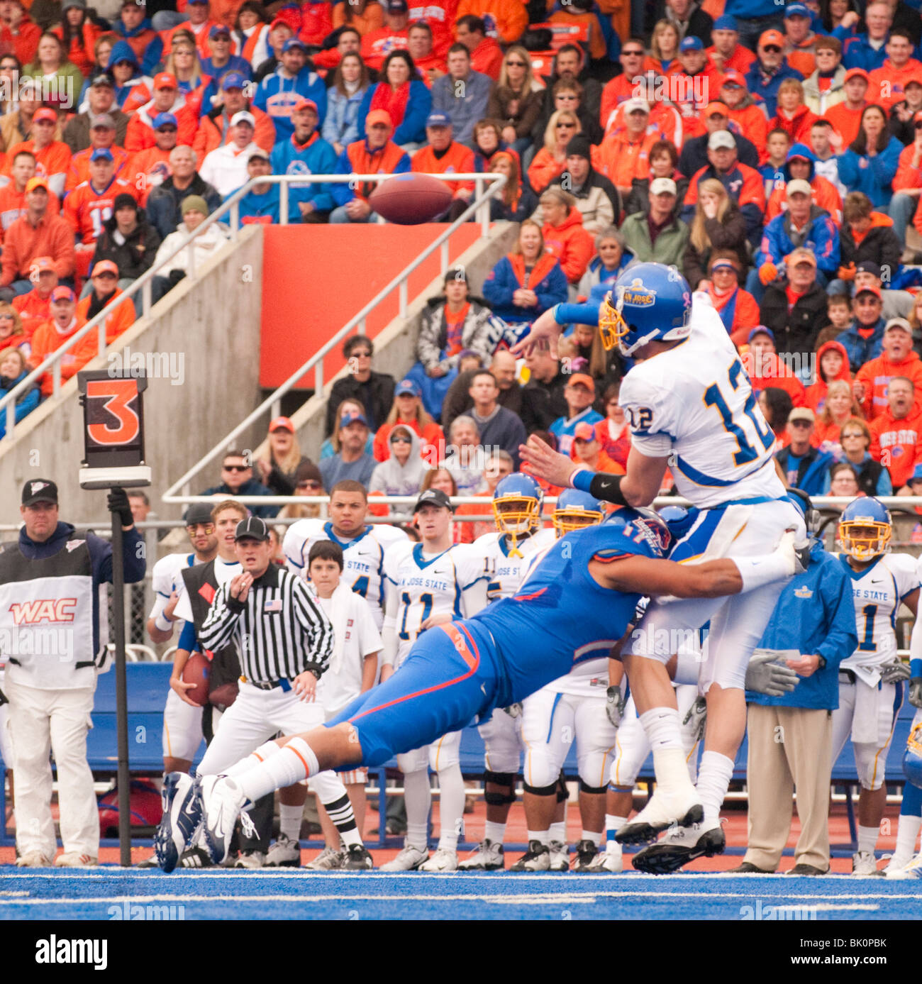 Boise, Idaho Boise State University del gioco del calcio, difesa arresto quarterback opposti in Bronco Stadium. Foto Stock