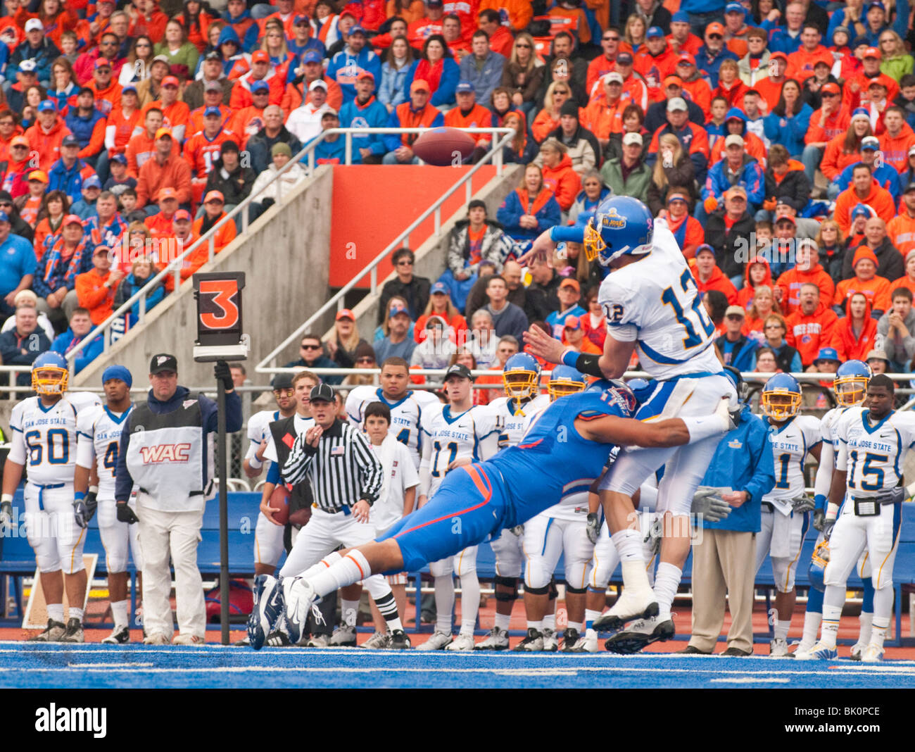 Boise, Idaho Boise State University del gioco del calcio, difesa arresto quarterback opposti in Bronco Stadium Foto Stock