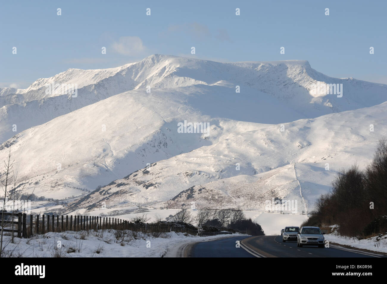 Coperta di neve Blencathra in auto percorrere la A66 trunk road nel Parco Nazionale del Distretto dei Laghi Foto Stock