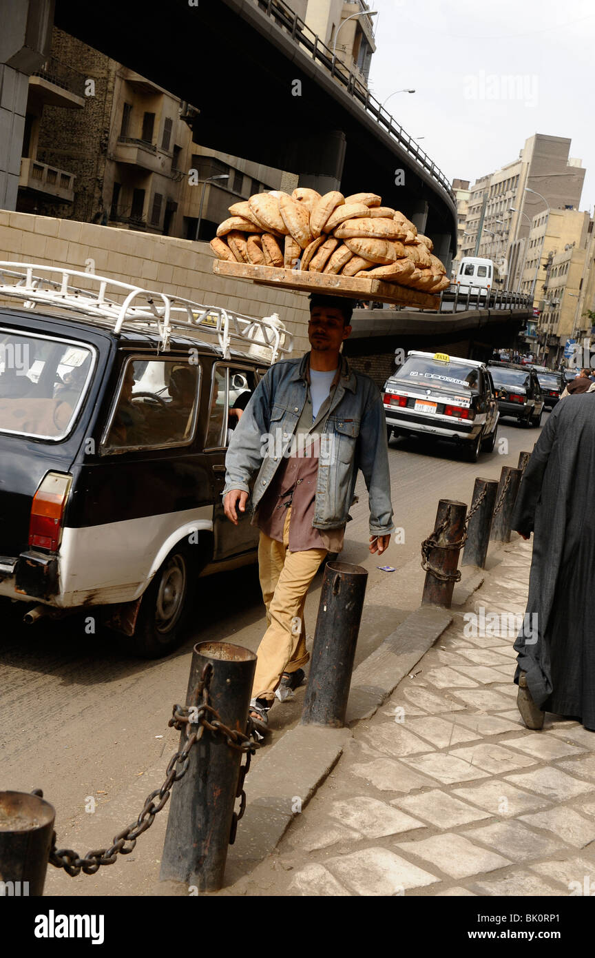 Pane egiziano consegna uomo che porta tradizionale pane egiziano sulla sua  testa(aish baladi) , scene di strada, il Cairo islamica , Egitto Foto stock  - Alamy