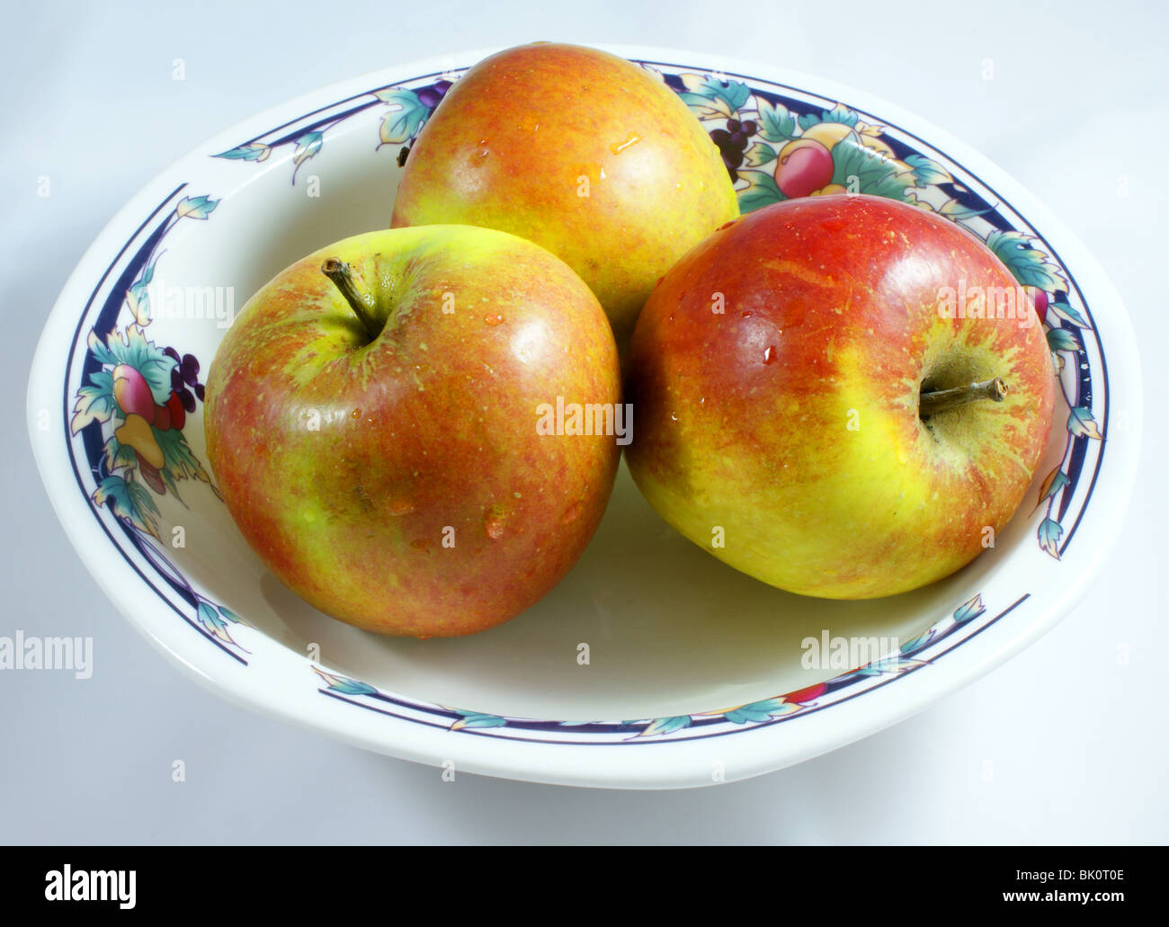 Mele ancora vita che sono raggruppati in un Royal Doulton ciotola. Foto Stock