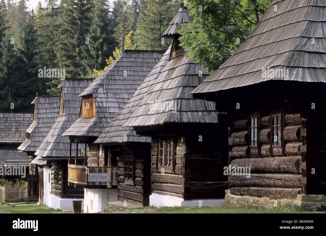 Tradizionali case di legno nel museo a cielo aperto che rappresentano il villaggio della regione di Orava (Muzeum oravskej dediny Zuberec hanno -Brestova) Foto Stock
