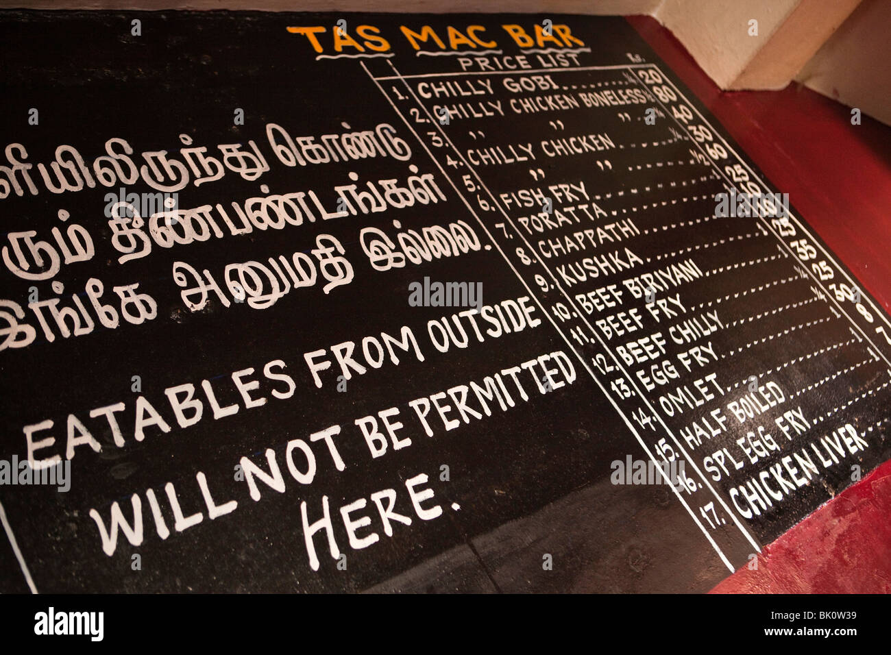 India, nello Stato del Tamil Nadu, Udhagamandalam (Ooty), menu sulla parete del piccolo Tasmac bar locale Foto Stock