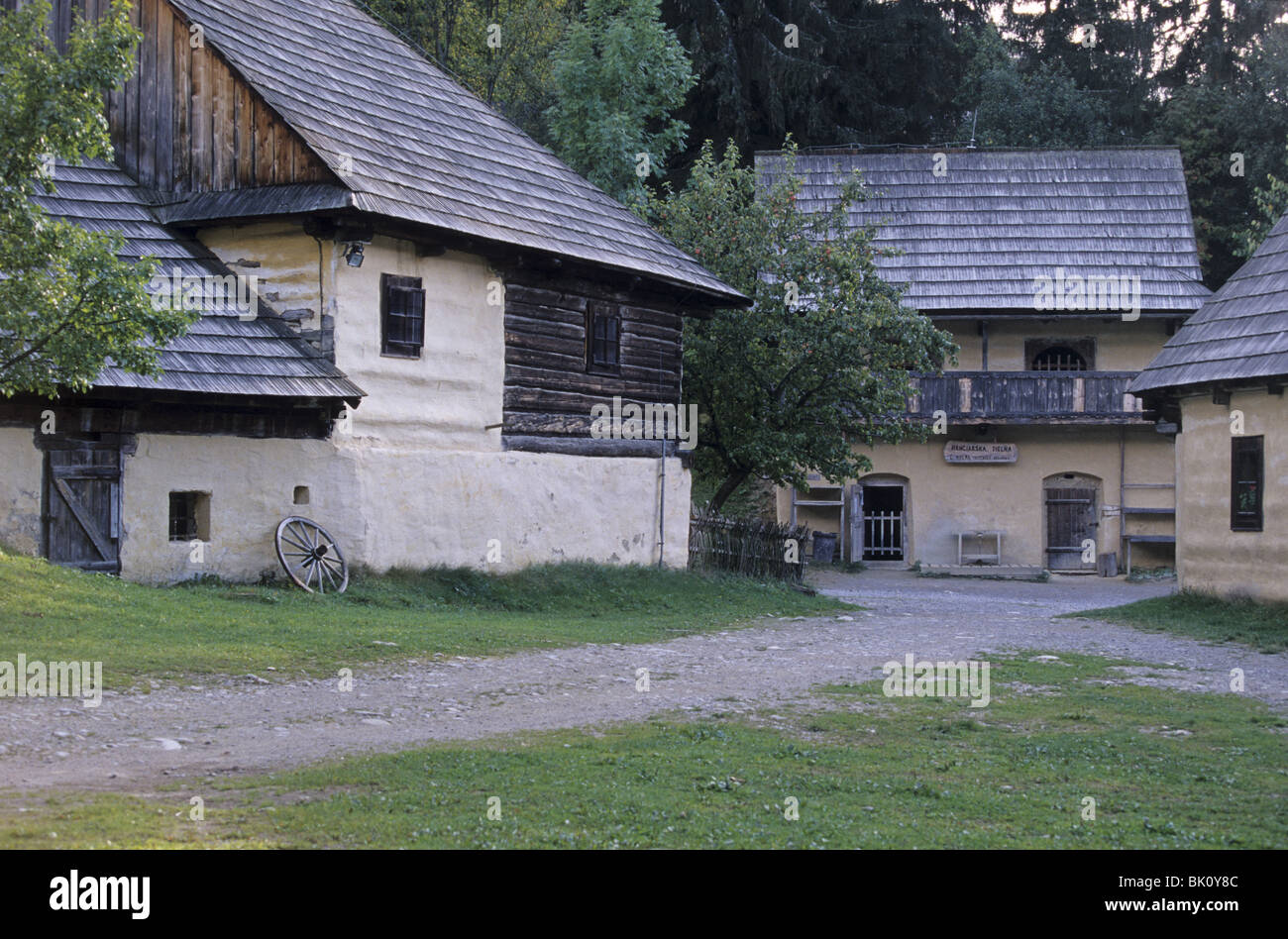 Tradizionali case di legno nel museo a cielo aperto che rappresentano il villaggio della regione di Orava (Muzeum oravskej dediny Zuberec hanno -Brestova) Foto Stock