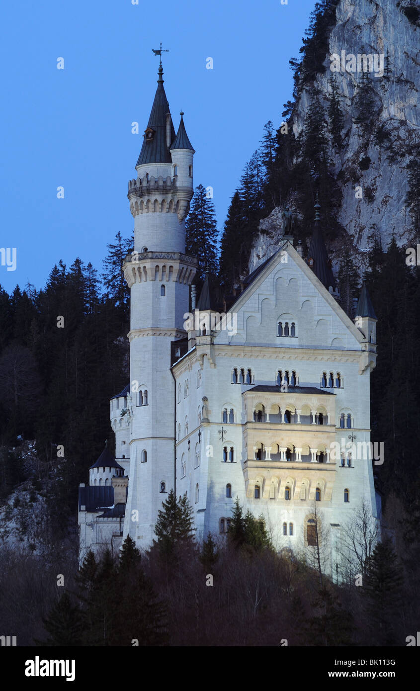 Il Castello di Neuschwanstein e illuminata di notte. La Baviera, Germania Foto Stock