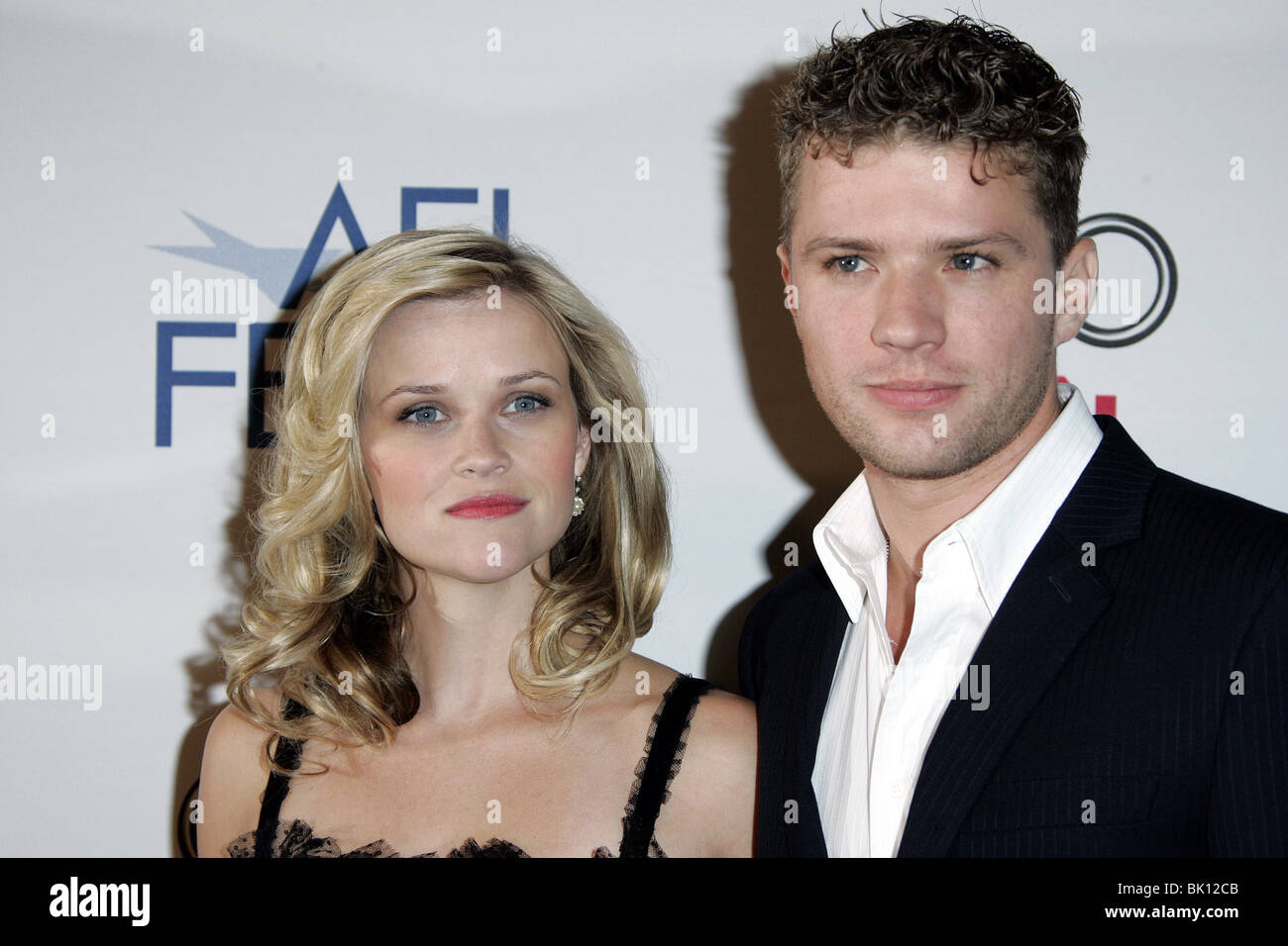 REESE WITHERSPOON e Ryan Phillippe a piedi la linea Premier. AFI FEST 2005 ARCLIGHT Glossari Affini cupola HOLLYWOOD LOS ANGELES STATI UNITI D'AMERICA 03 N Foto Stock