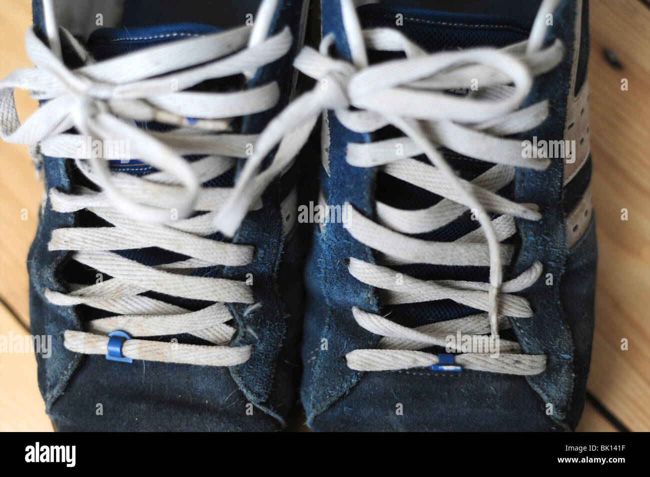 Blue Suede scarpe da ginnastica Foto Stock