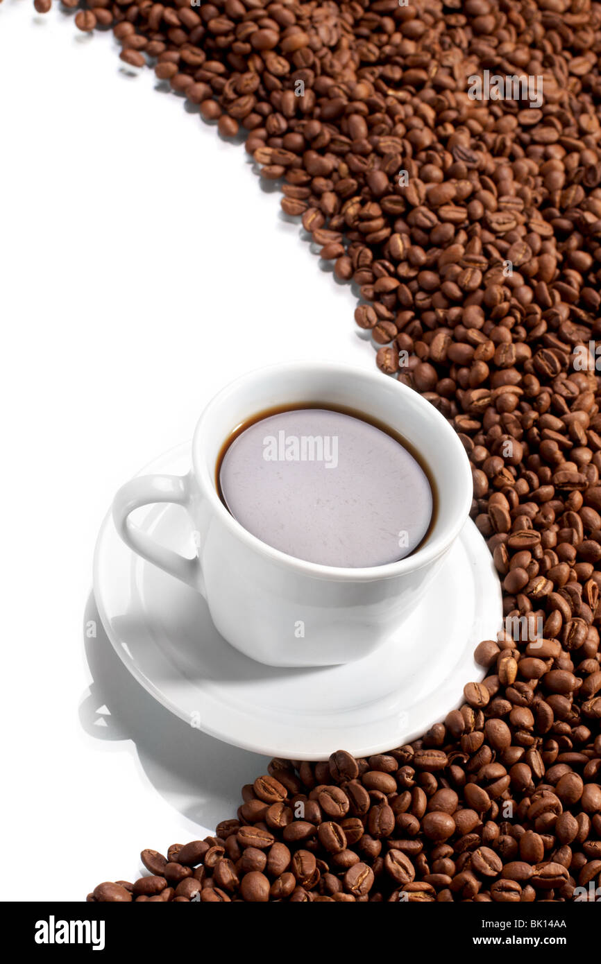 Tazza di caffè, costando sui grani di caffè Foto Stock